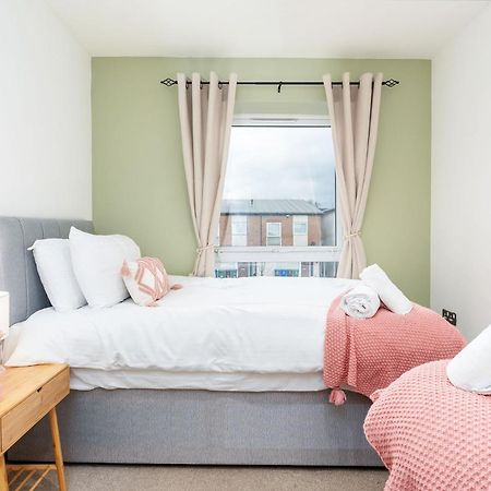 6 Guests - 3 Bedrooms - Free Wi-Fi - Manchester Eksteriør billede