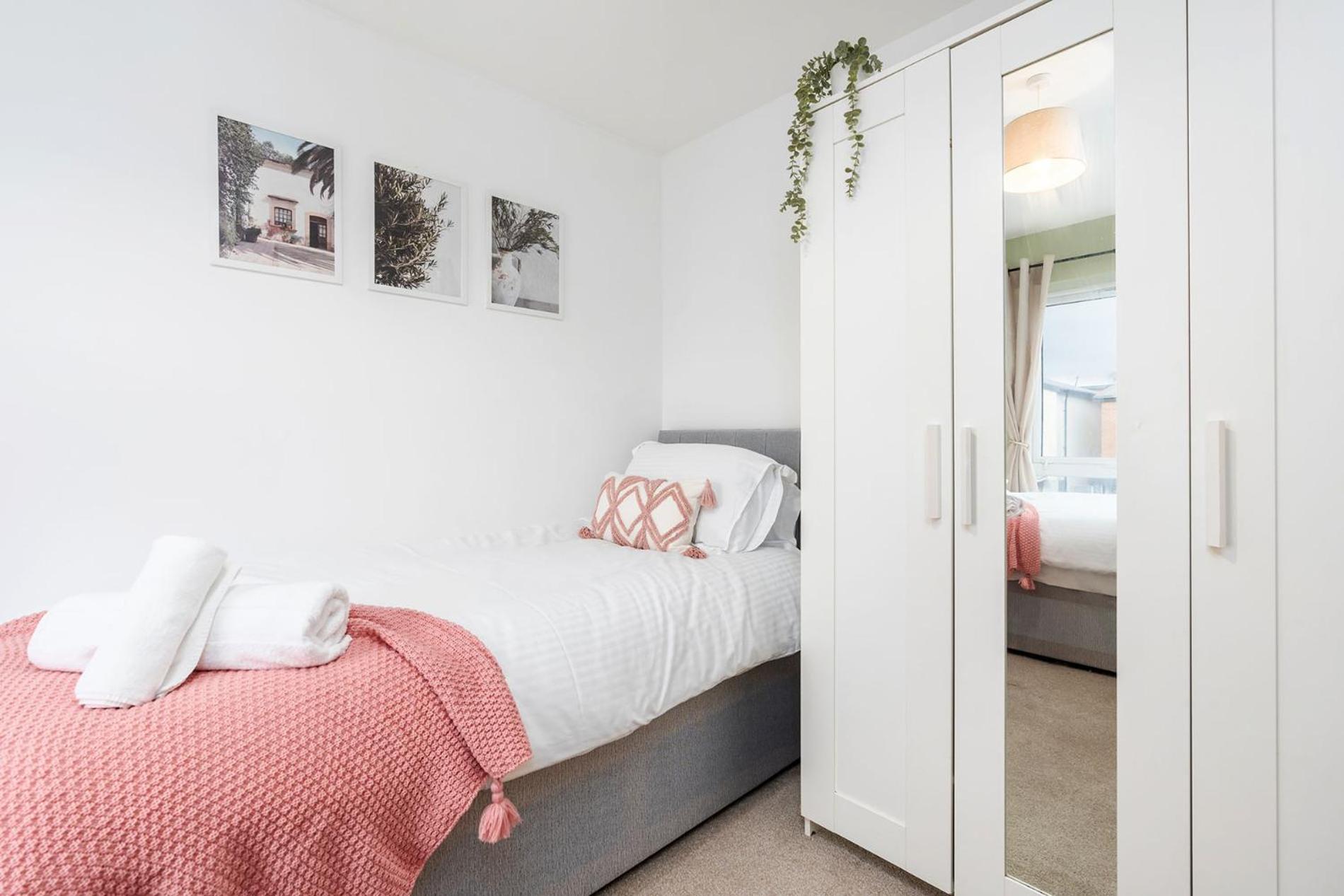 6 Guests - 3 Bedrooms - Free Wi-Fi - Manchester Eksteriør billede